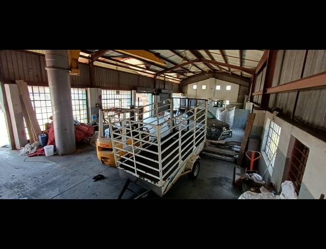 1,100M² BUILDING FOR SALE IN APEX